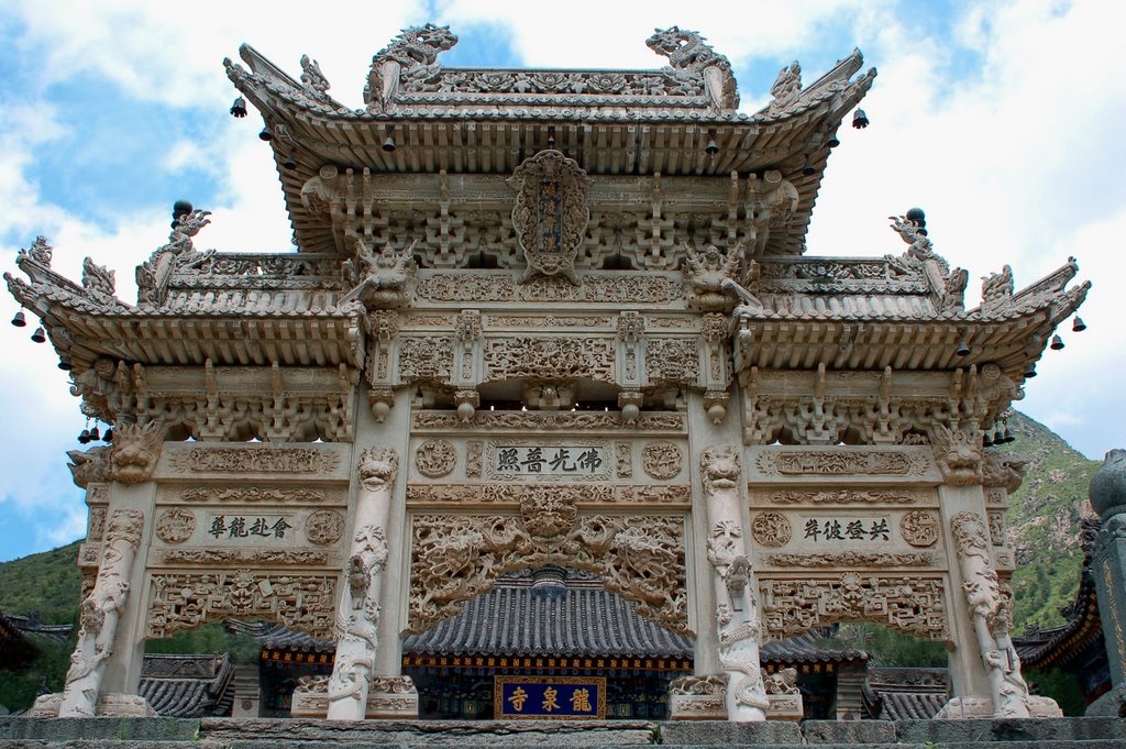 在五台山龙泉寺前面的拱门