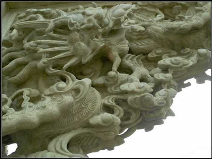  拱门正门上方的华丽雕刻