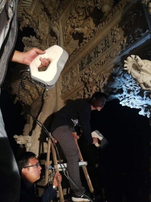 晚上使用Artec Eva 3D扫描仪捕获拱门的各个部分